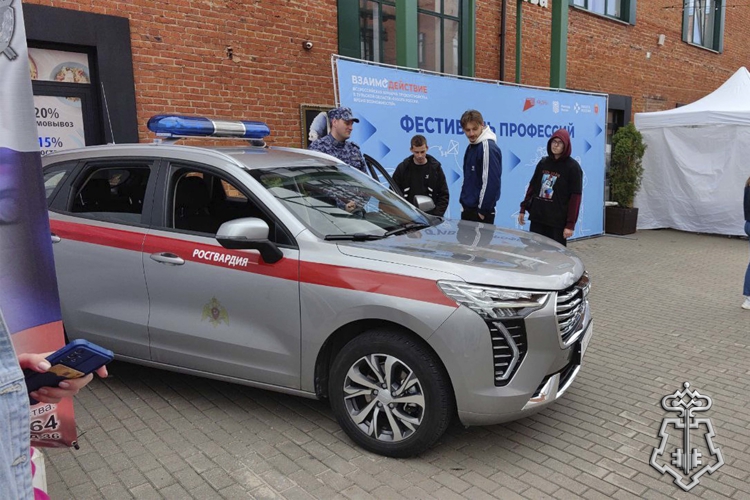 Росгвардейцы приняли участие в ярмарке вакансий в Туле 