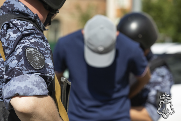 Сотрудники управления вневедомственной охраны по городу Туле защитили женщину от агрессивного соседа