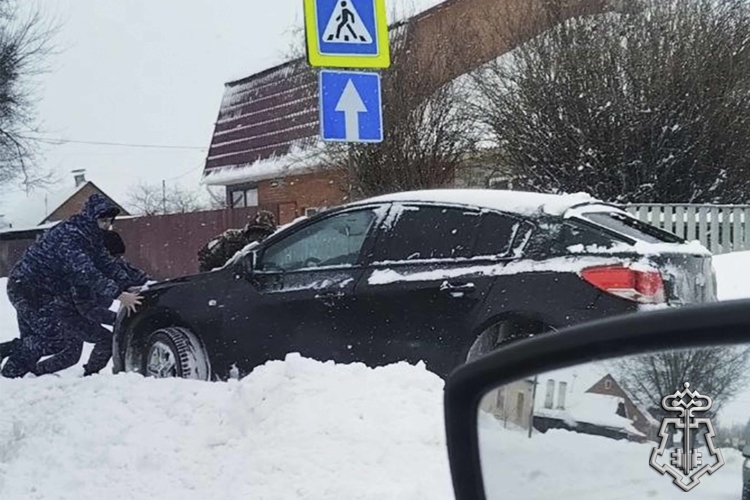 Росгвардейцы продолжают оказывать содействие водителям, попавшим в затруднительные ситуации на дорогах в Тульской области