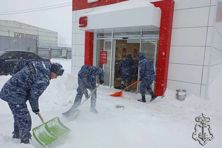 Росгвардейцы продолжают оказывать содействие водителям, попавшим в затруднительные ситуации на дорогах в Тульской области