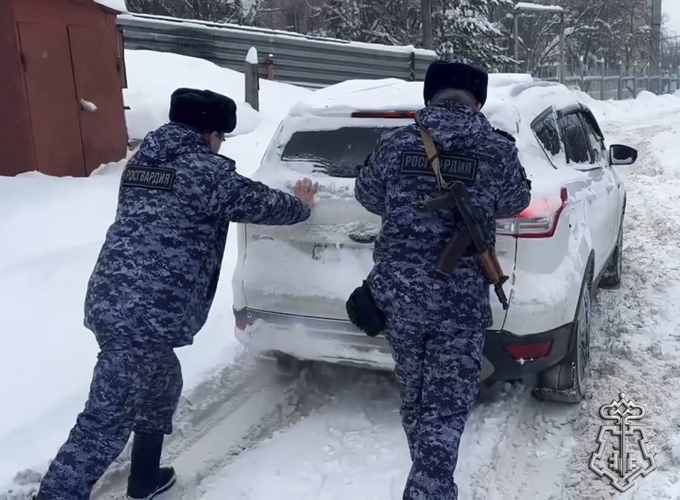 Росгвардейцы оказывают помощь водителям во время снегопада в Туле