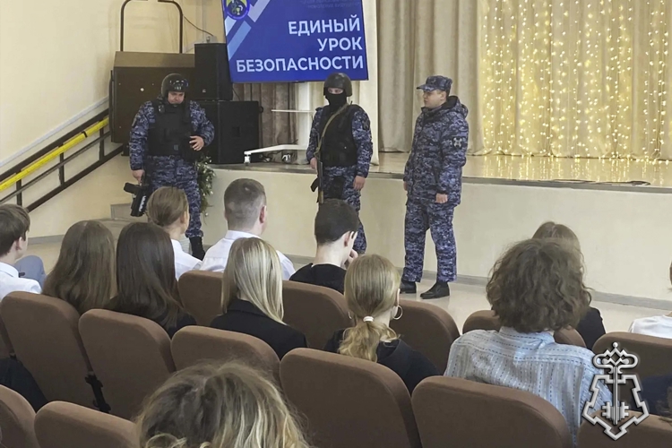 Сотрудники Росгвардии провели урок мужества для школьников в Туле