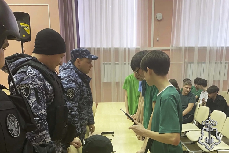 Сотрудники Росгвардии провели урок мужества для школьников в Туле