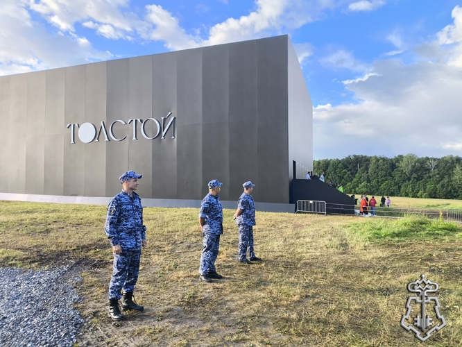 Росгвардейцы обеспечили безопасность на театральном фестивале «Толстой» в «Ясной поляне»