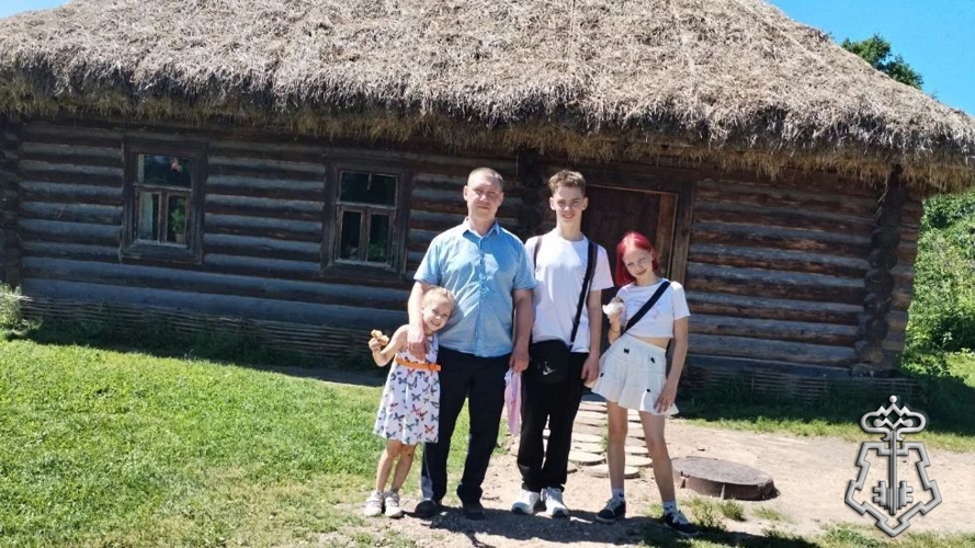 В День знаний в рубрике «Знай наших»  расскажем о многодетном папе - полицейском-водителе  отдела вневедомственной охраны по городу Новомосковску
